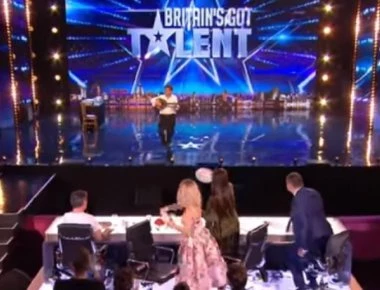 Ξεσήκωσε το βρετανικό «Έχεις ταλέντο» με το μπουζούκι του και οι κριτές έσπαγαν πιάτα (βιντεο)